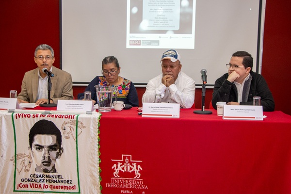 recuerdan a víctimas de Ayotzinapa y Tlatelolco