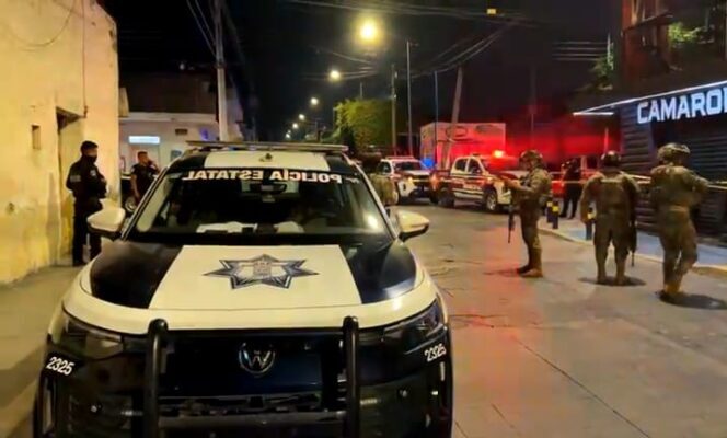 Hombre es asesinado de 10 disparos frente a un bar en Tehuacán, Puebla