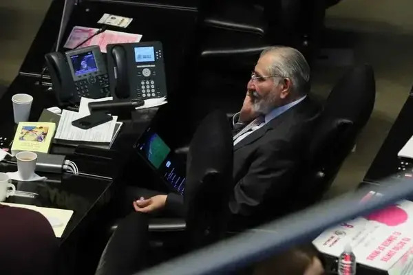Durante la intervención de Édgar Amador en el Senado, Adán Augusto fue captado observando en una tablet el partido de la Champions League