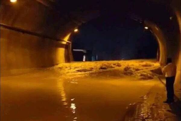 Por la noche del jueves se reportó que no hay paso en la autopista México-Tuxpan por un deslave que afectó uno de los túneles de la vialidad