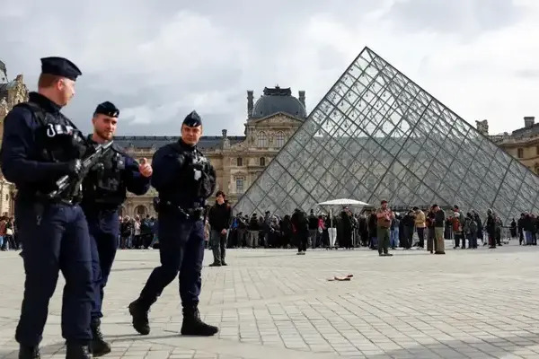 El Tribunal de Cuentas francés presentó un informe advirtiendo que el Louvre optó por "operaciones visibles y atractivas" en vez de seguridad