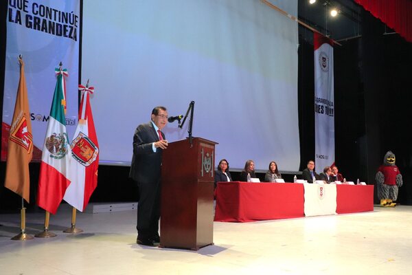 En la ceremonia del 53 aniversario de fundación de Ciencias Económico Administrativas se precisó que han egresado más de 12 mil profesionales