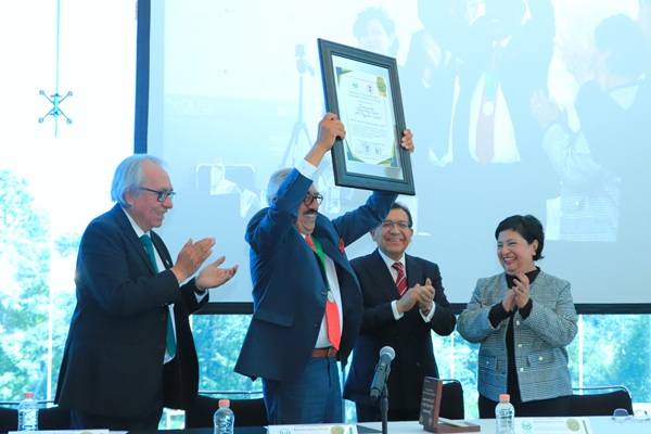 13 STUAT entrega la medalla “Efraín Ortiz Linares” al Maestro Enrique Vázquez Galicia (2)