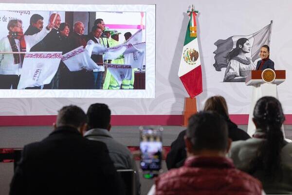 La gobernadora del Estado de México agradeció la entrega de los trenes de pavimentación que mejorarán las calles y carreteras de esta región