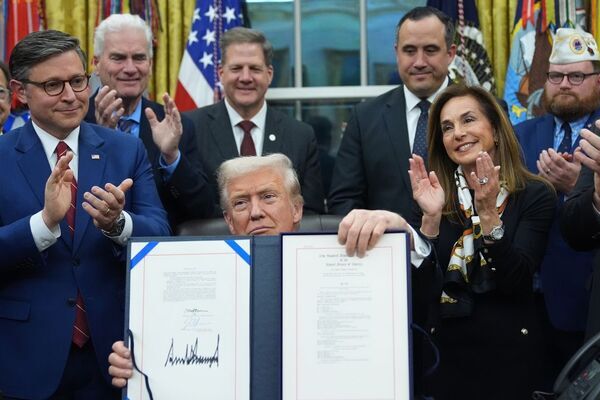 El acuerdo financia tres proyectos de ley de gastos anuales y extiende el resto de la financiación gubernamental hasta el 30 de enero