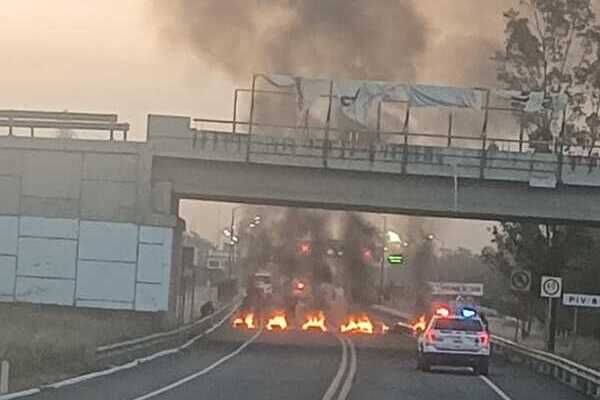 El fuego consumió las unidades de maquinaria sin que personal de bomberos o protección civil llegaran hasta la autopista Puebla-Tlaxcala