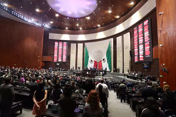 Tras 21 horas de discusión, diputados de Morena y aliados aprobaron por mayoría el PEF 2026, que contempla un gasto de 10 billones de pesos