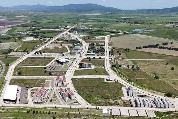 Para instalar las empresas en dicho Polo de Desarrollo Económico se debe cumplir con los servicios básicos con una cierta potencia eléctrica