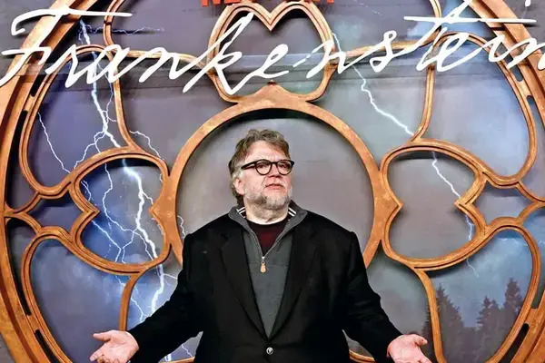 Guillermo Del Toro llegó a México junto a sus actores protagonistas, Jacob Elordi y Oscar Isaac, para promocionar su película Frankenstein