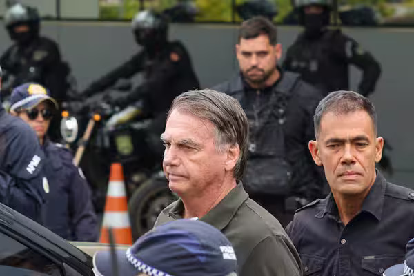 El juez del Supremo Tribunal de Brasil dictaminó que Bolsonaro permanecerá en custodia después de ser arrestado preventivamente el sábado