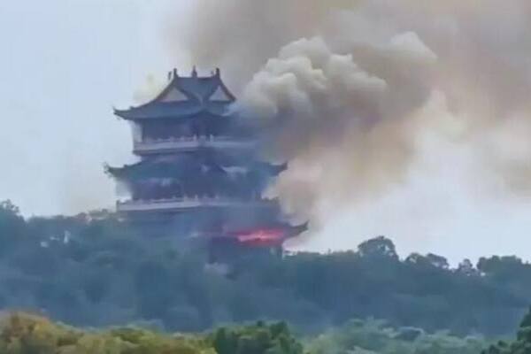 Un incendio de gran magnitud destruyó durante la madrugada del 11 de noviembre el pabellón Wenchang del templo Yongqing, en Zhangjiagang