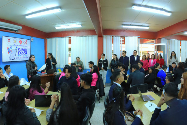 64 estudiantes integrados en 12 equipos de Administración participaron en la Práctica del simulador MKT360: De la idea a la realidad