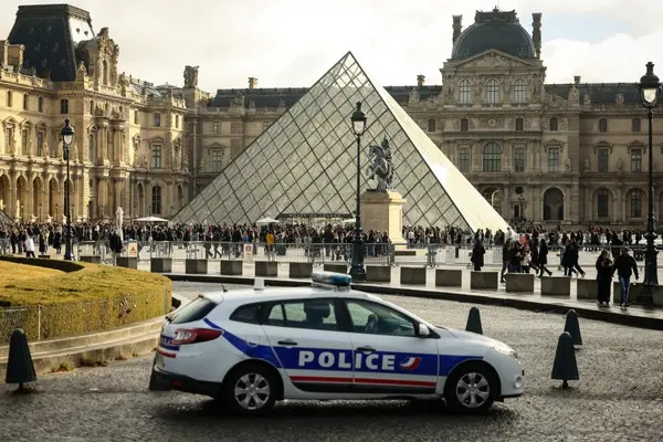 Otras cuatro personas han sido arrestadas en relación con el robo en el Louvre donde se llevaron joyas valoradas en 102 millones de dólares