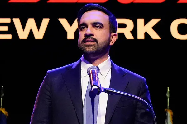 Con la victoria, Zohran Mamdani se grabará un lugar en la historia como el primer alcalde musulmán de la ciudad de Nueva York y el más joven