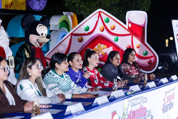 Anuncia Lupita Cuautle el inicio de la navidad con encendido de árboles