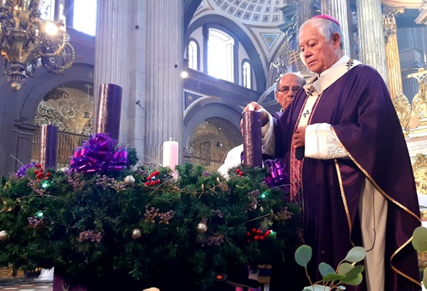 Arzobispo de Puebla reza por los tres universitarios fallecidos en arrancones; parece que estamos perdidos en un mundo, dice en la misa