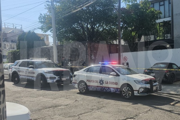 Asaltantes balean a cuentahabiente para quitarle 200 mil pesos; lo siguieron desde BBVA de Calzada Zavaleta hasta la colonia La Paz, en Puebla