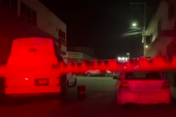 Tras el ataque a balazos en la colonia 2 de Marzo, los servicios de emergencia y paramédicos atendieron y trasladaron a las víctimas