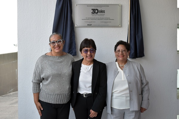 BUAP Devela Rectora Lilia Cedillo placa conmemorativa del trigésimo