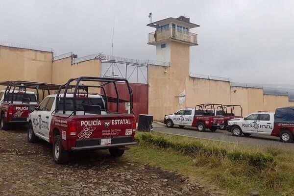El custodio presentó fracturas en el cuerpo, y su estado de salud se reporta como grave, fue intervenido en el Hospital Gral de Huauchinango