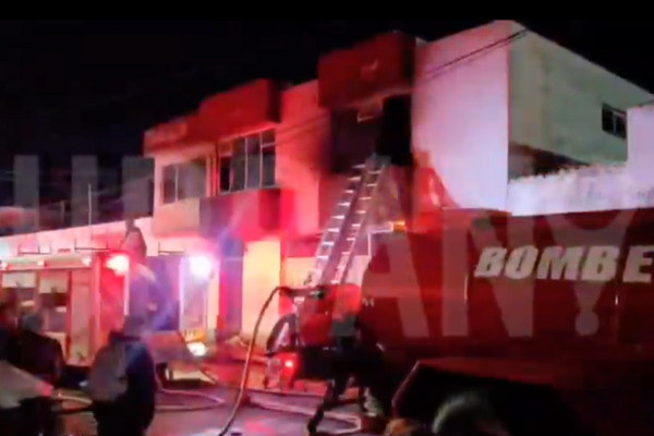 Al inmueble en Atlixco llegaron Bomberos para sofocar el fuego del incendio, y al hacer la debida revisión encontraron a la mujer sin vida