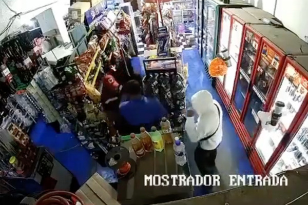 Los dueños frustraron el asalto a su tienda ubicada sobre la carretera federal Puebla-Tehuacán, a la altura del municipio de Tecamachalco