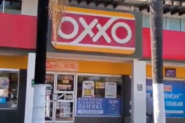 La mañana de este lunes cuatro sujetos armados asaltaron una tienda Oxxo de la colonia El Mirador de la que se robaron el dinero, y celulares