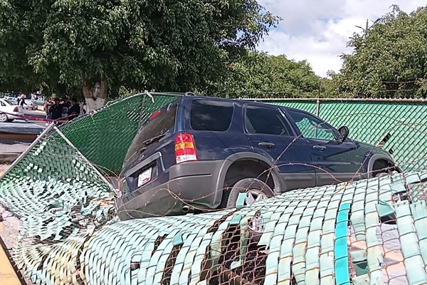 Conductora de la tercera edad provoca choque múltiple en estacionamiento de Bodega Aurrerá Arcadia, en Tehuacán