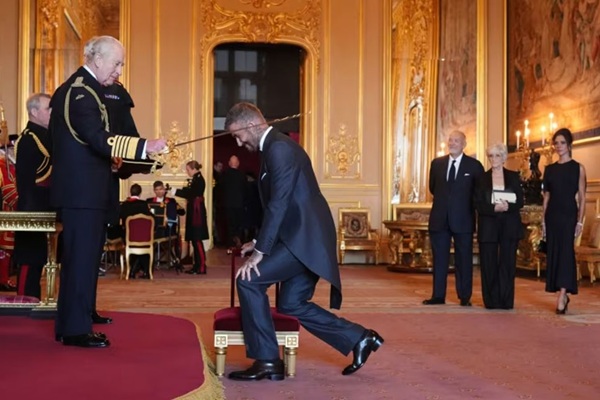 David Beckham se convierte en “Sir” tras ser condecorado por el rey Carlos III