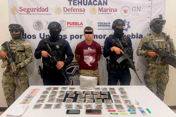 Detiene SSP Puebla y SEMAR a narcomenudista de Tehuacán con 45 bolsas y un paquete de marihuana