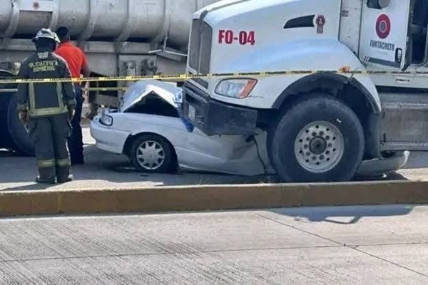 Dos mujeres mueren dentro de su vehículo aplastado por revolvedora en la carretera federal Puebla-Tehuacán