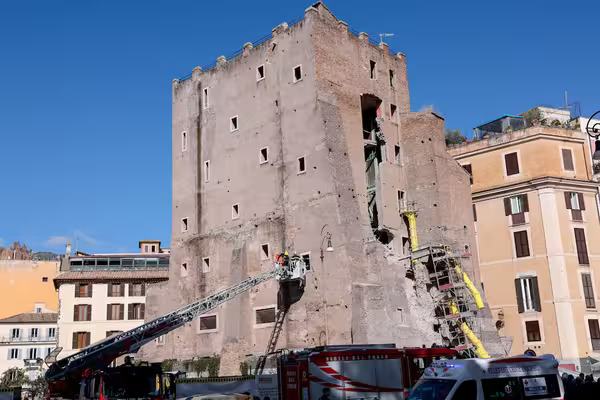 La Torre dei Conti se ha derrumbado parcialmente en torno a las 11:20 de este lunes, hiriendo al menos a un trabajador de gravedad
