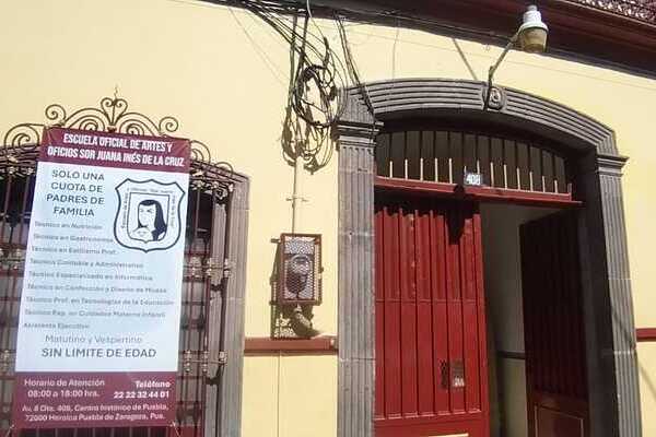 A raíz de la suspensión de clases, representantes de la SEP arribaron a la escuela Sor Juana Inés de la Cruz y sostuvieron un diálogo