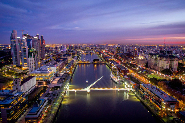Buenos Aires, la vibrante capital de Argentina, es una ciudad que cautiva los corazones de sus visitantes con mucha historia