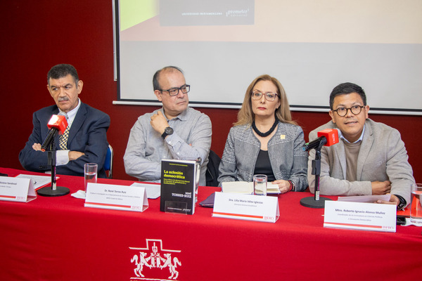 El Dr. René Torres Ruiz ofrece en su libro La eclosión democrática un recorrido entre los hechos que han deteriorado a la democracia liberal