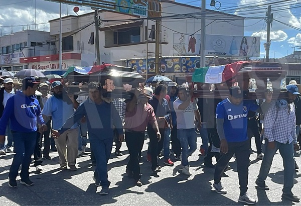 Exigen justicia para Yusami Monterrosas y Arturo Jiménez, policías asesinados en Huixcolotla; son sepultados en Palmarito Tochapan