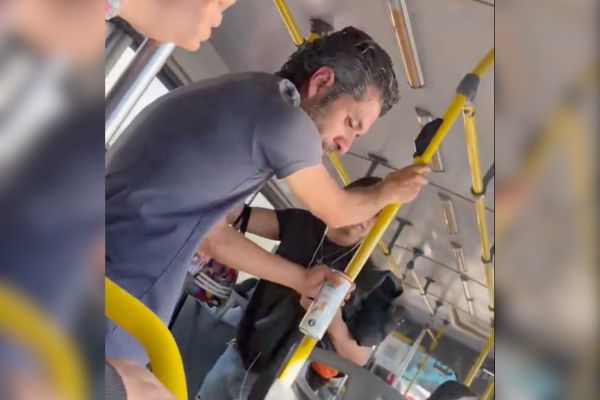 Una usuaria del RUTA exhibió a un presunto acosador que se subió a la unidad 150 con una cerveza, para agredir verbalmente a pasajeras