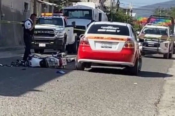 Un video muestra como el motociclista rebasa justo cuanto pasaba el vehículo pesado, por lo que se produjo el percance en Tehuacán