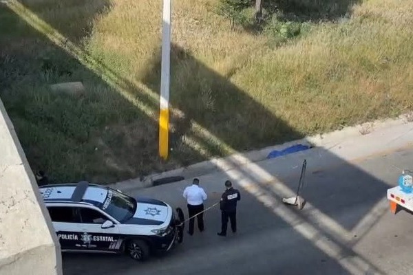 Se recibió una llamada de auxilio debido a que había un hombre sangrando en una canaleta del camellón central del Periférico Ecológico
