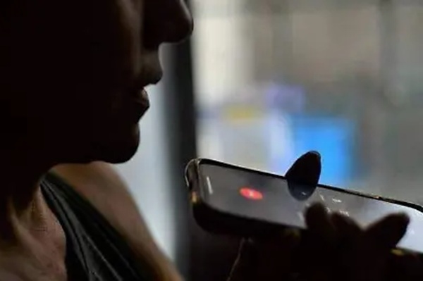 Familia paga 90 mil pesos al caer en engaño por secuestro virtual de una mujer en Tecamachalco, Puebla