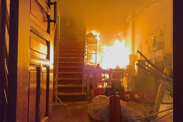 Lo que inició como una manifestación pacífica en Apatzingán se convirtió en una jornada de furia que culminó con el incendio del Palacio