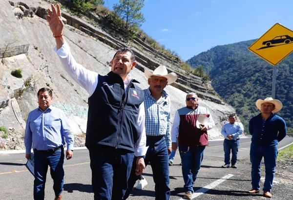 Gobernador de Puebla, Alejandro Armenta revisa avance ena construcción de la Carretera Interserrana