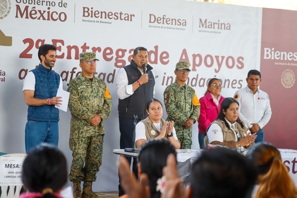 Gobernador de Puebla supervisa entrega de apoyos a familias,afectadas por lluvias de El Carrizal, en Pantepec