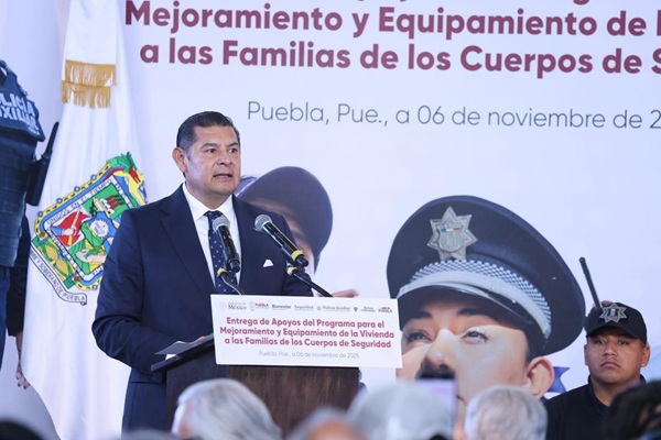 Gobierno de Puebla entrega 110 mdp en apoyos de vivienda a 12 mil policías para dignificar labores policiales