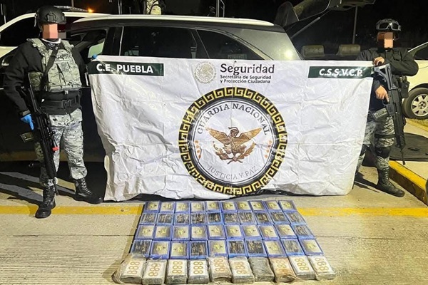 Guardia Nacional asegura 50 paquetes de cocaína de vehículo abandonado sobre la autopista México-Puebla, en Huejotzingo