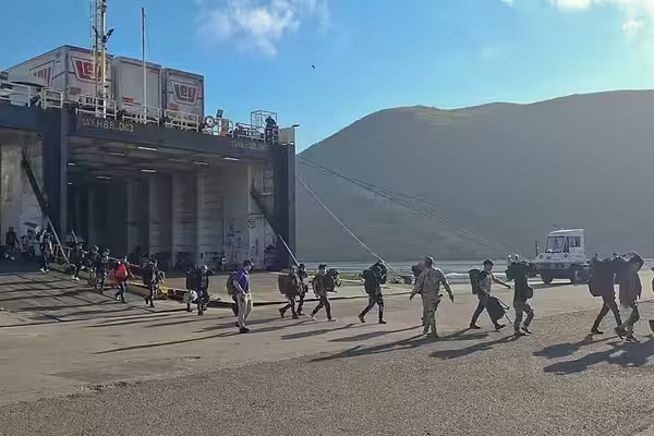 El hallazgo de una embarcación con 27 adolescentes, todos entre los 13 y 17 años, y una de 18 años en el Golfo de California disparó sospechas