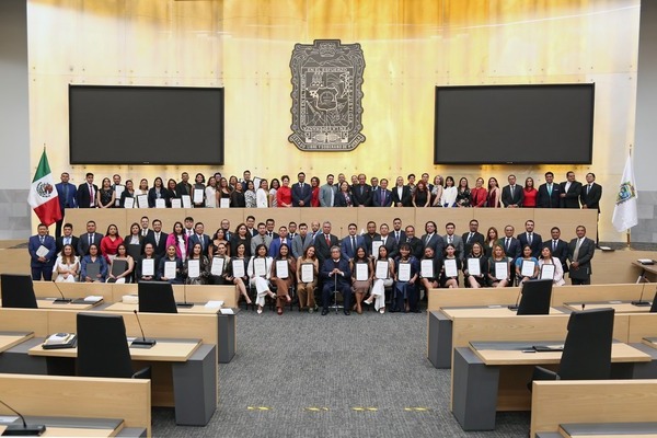 El Instituto de Administración Pública realizó la entrega de certificados del Doctorado y reconocimientos de Maestrías y Licenciaturas