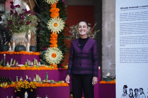 La Jefa del Ejecutivo Federal mostró en un vídeo, a través de redes sociales, la ofrenda de Día de Muertos que se colocó en Palacio Nacional