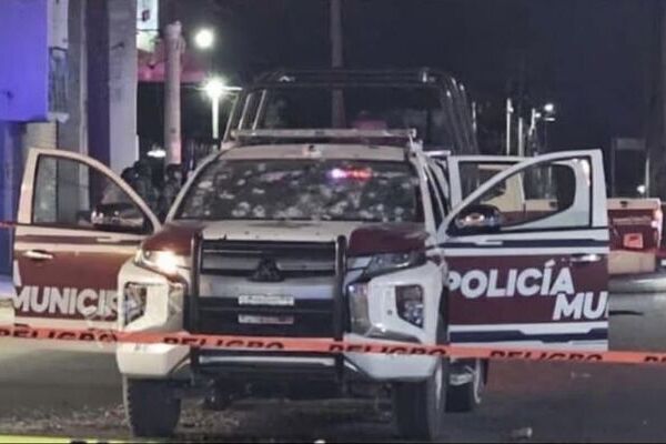 En el video, cinco sujetos, presuntamente de "La Barredora" bajan de una camioneta para abrir fuego contra los uniformados de Huixcolotla