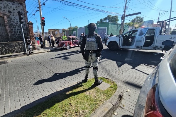 Según transeúntes, el elemento de la Guardia Nacional se habría pasado la luz roja del semáforo provocando el accidente sobre la 18 poniente